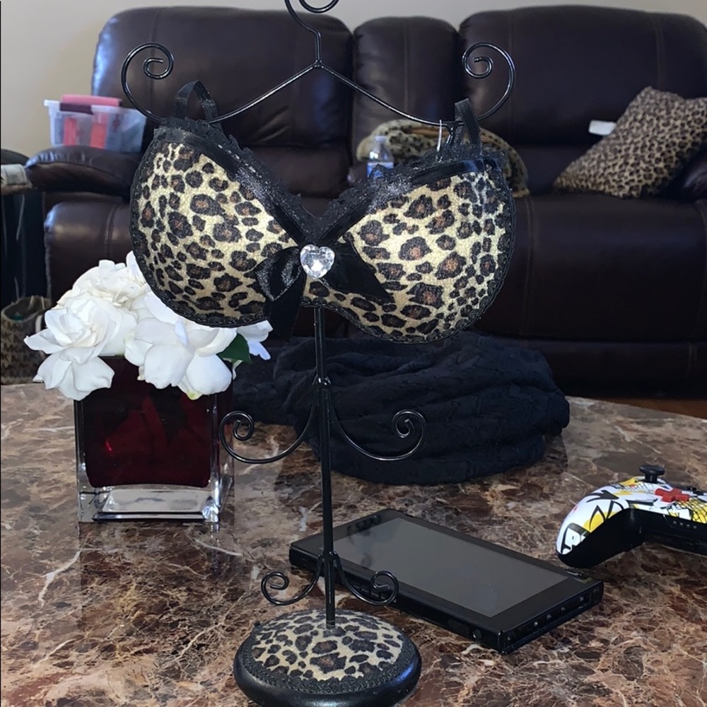 Brand new cute cheetah jewelry hanger!